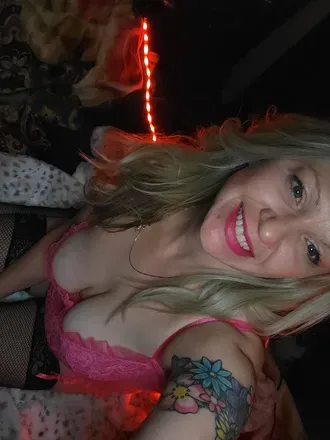 OnlyFans account  blonde.n.bratty420 header 2
