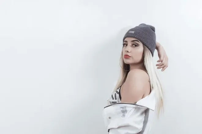 OnlyFans cuenta scarlettmtz header 2