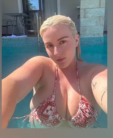 OnlyFans account  bambi_cox avatar 1
