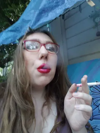 OnlyFans cuenta smokingwaifu avatar 1