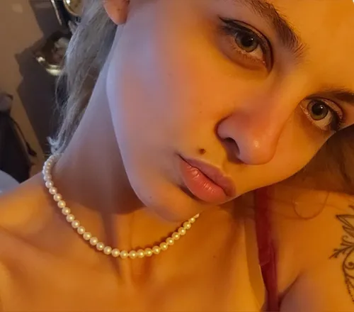 OnlyFans cuenta petite_creature header 2