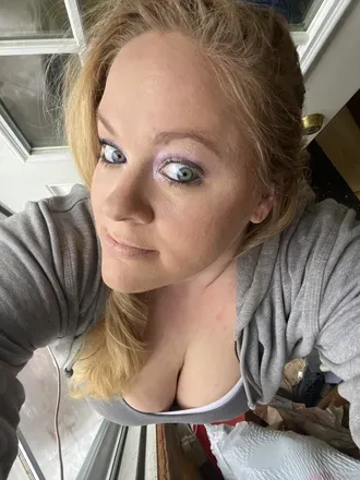 OnlyFans account  prettybrokeneyesgirl header 2