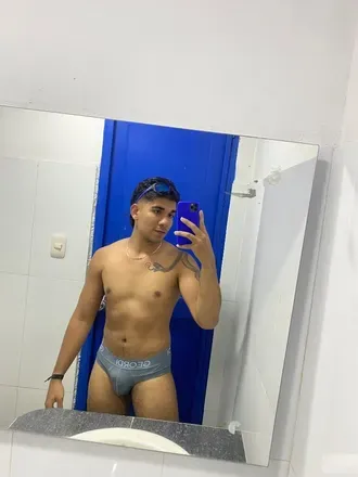 OnlyFans account  alzate_esteban04 avatar 1