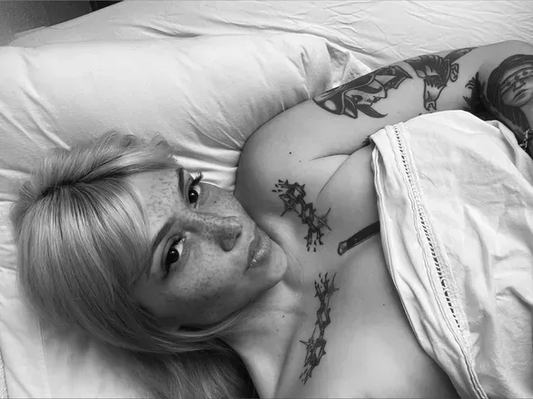 OnlyFans cuenta audreyfreckledoll header 2