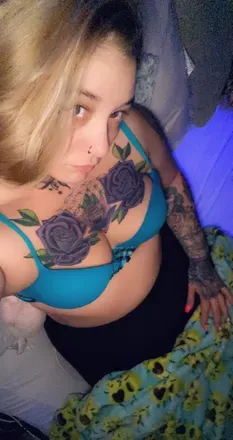 OnlyFans account  thickthighs_prettyeyez header 2