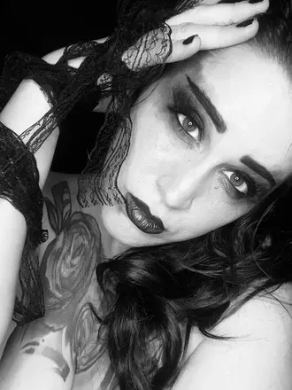 OnlyFans of darlingxnoir