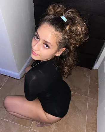 OnlyFans cuenta zeinasweett header 2