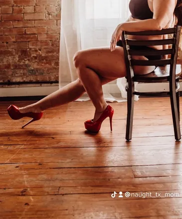 OnlyFans cuenta naughtytxmom header 2
