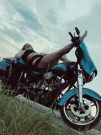 OnlyFans cuenta tatted_bikerchick header 2