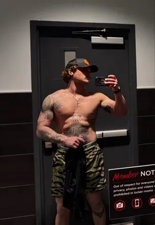 OnlyFans cuenta yourmoms_poolboy header 2