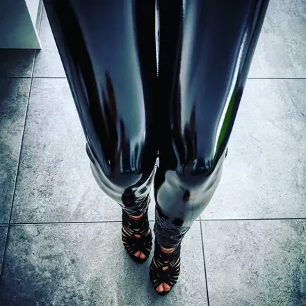 OnlyFans account  shiny_leather_wife avatar 1