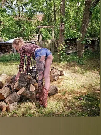 OnlyFans account  missfarmgirlxs header 2