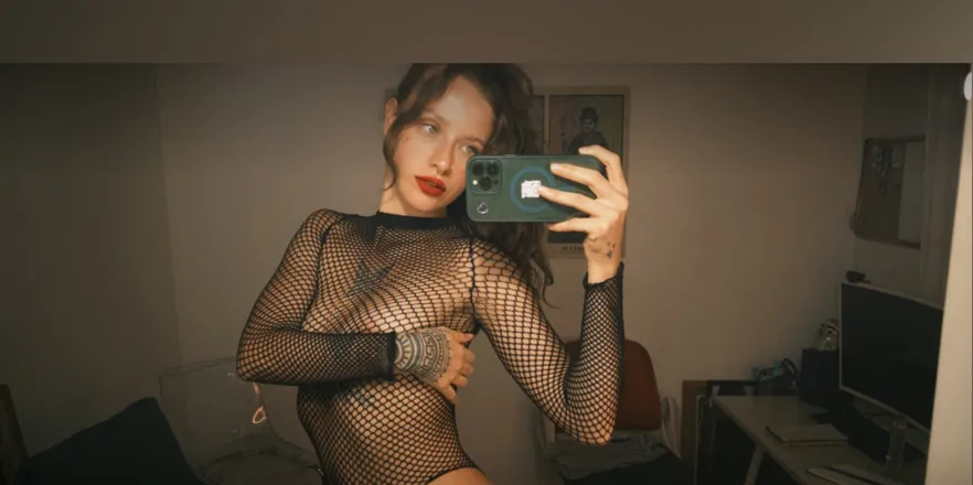 OnlyFans account  amarilla_bombshell header 2