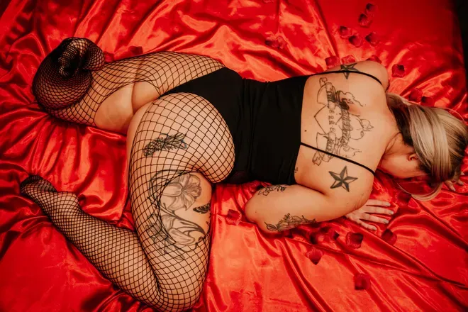 OnlyFans cuenta bustybooty23 header 2