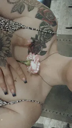OnlyFans cuenta raeraexxo header 2