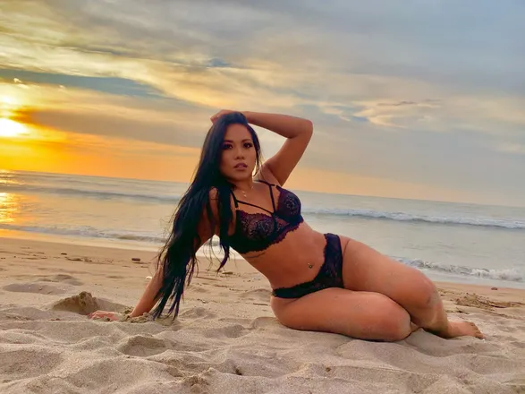 OnlyFans cuenta guchi_leslie header 2