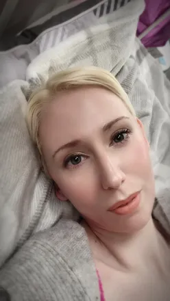 OnlyFans cuenta naughtyshyvirgin header 2