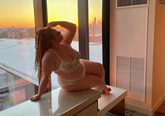 OnlyFans cuenta emberlycarr3 header 2