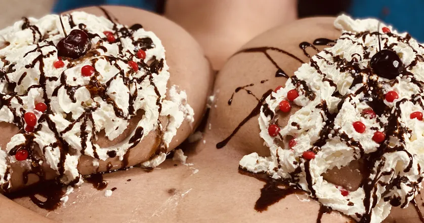 OnlyFans cuenta decadent_tits header 2