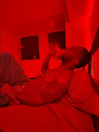 OnlyFans cuenta justbeingleo header 2
