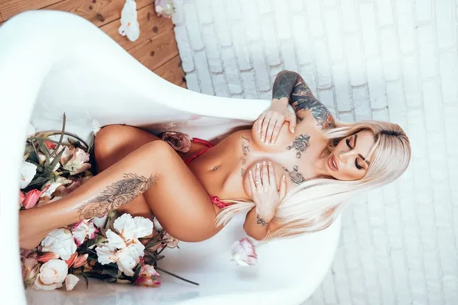 OnlyFans account  leyav header 2