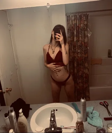 OnlyFans account  moeeee12 header 2