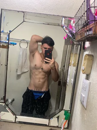 OnlyFans cuenta roberto_12121 header 2