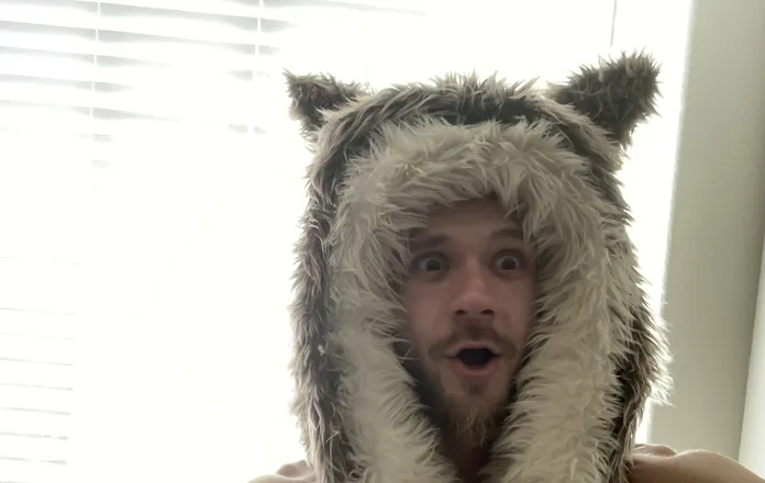 OnlyFans cuenta mikiespikiewolf header 2