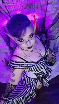 OnlyFans cuenta roseredneko avatar 1