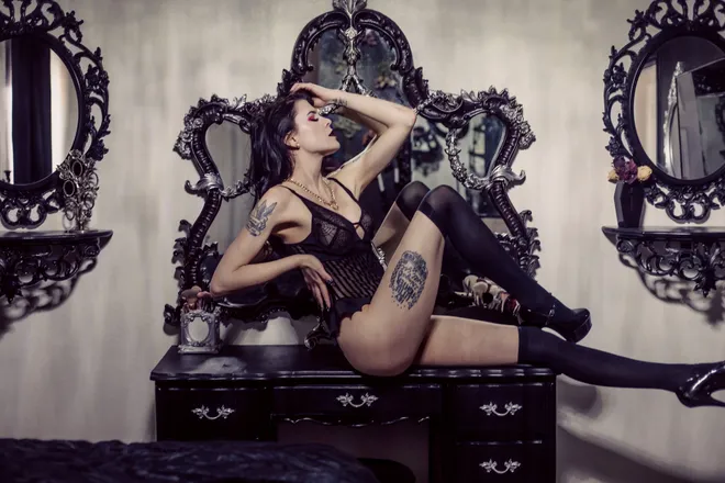 OnlyFans cuenta thehauntedhousewife header 2
