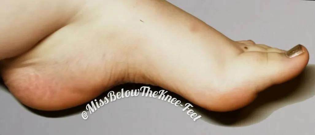 OnlyFans cuenta missbelowtheknee-feet header 2