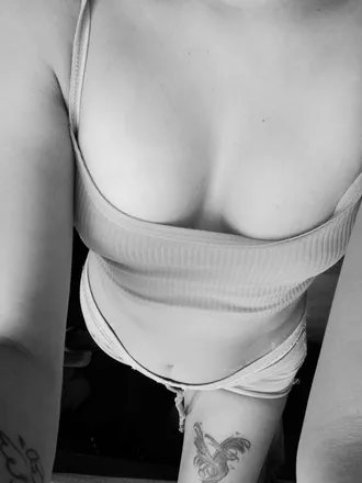 OnlyFans account  itzelvaca header 2