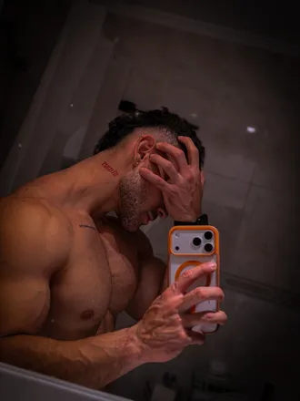 OnlyFans account  luchoarias1 header 2
