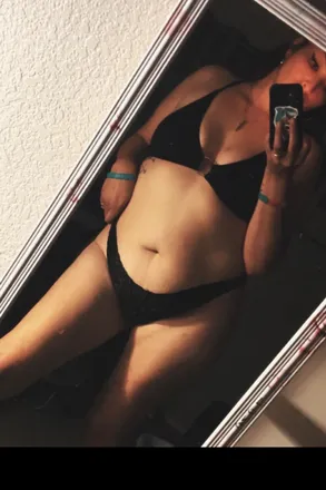 OnlyFans cuenta justcallmenever header 2