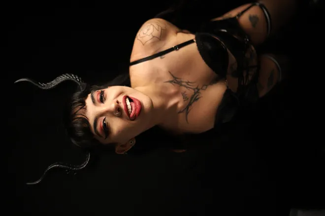 OnlyFans cuenta agathablackmoon header 2
