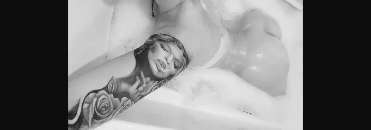 OnlyFans cuenta laurabellaa header 2