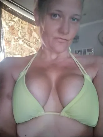 OnlyFans cuenta lonelywife_83 header 2