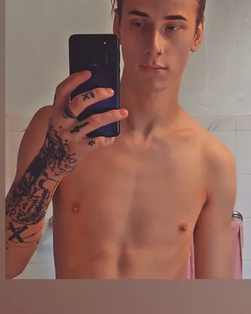 OnlyFans cuenta yourcrushfromhighschool header 2