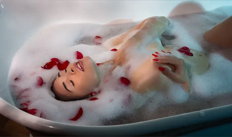OnlyFans cuenta leylacourtney header 2