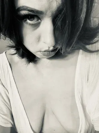 OnlyFans account  tradwifey avatar 1