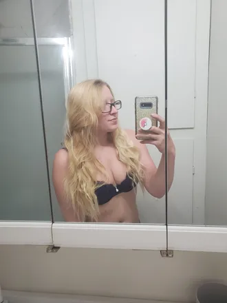 OnlyFans cuenta assentialblonde header 2