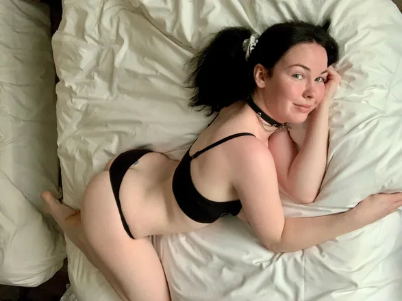 OnlyFans account  emilybubble header 2
