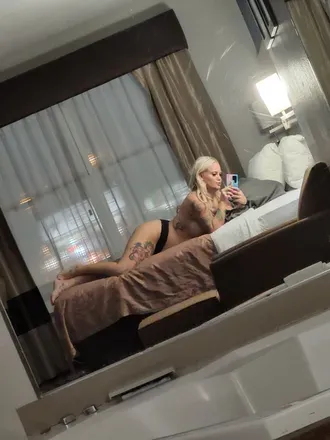 OnlyFans cuenta cjhotwifefree header 2