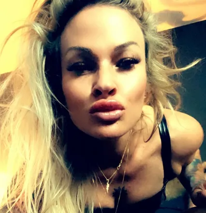 OnlyFans cuenta imnotpamela header 2