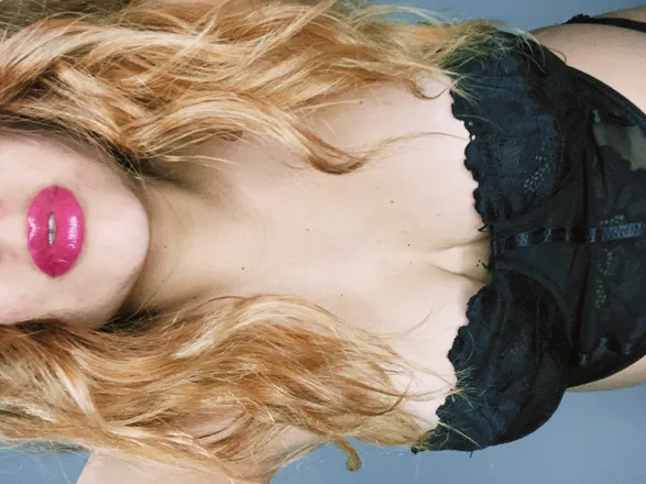 OnlyFans cuenta its_petitemom header 2