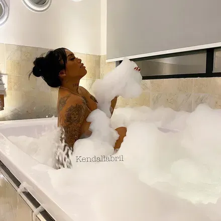 OnlyFans cuenta badbratzkendall header 2