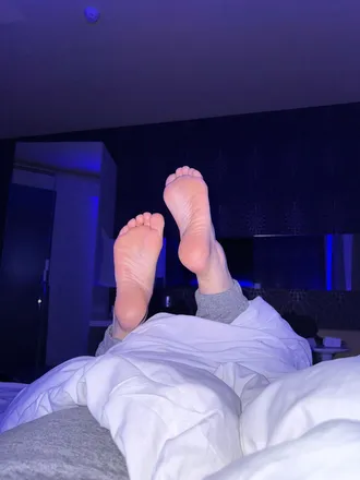 OnlyFans account  happytravelfeet header 2