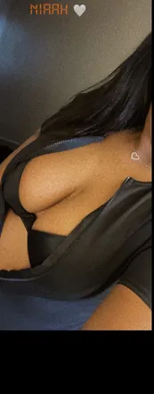 OnlyFans account  niaahmuraee header 2