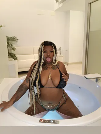 OnlyFans cuenta bad_bitchxx header 2