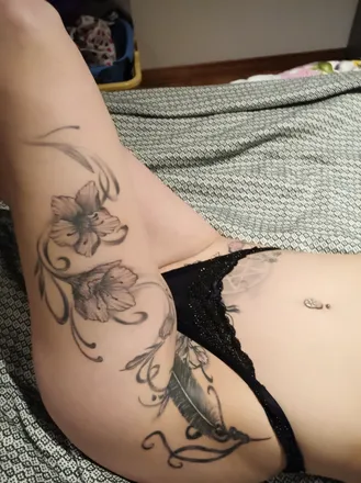 OnlyFans cuenta naughtyroxanegreen header 2